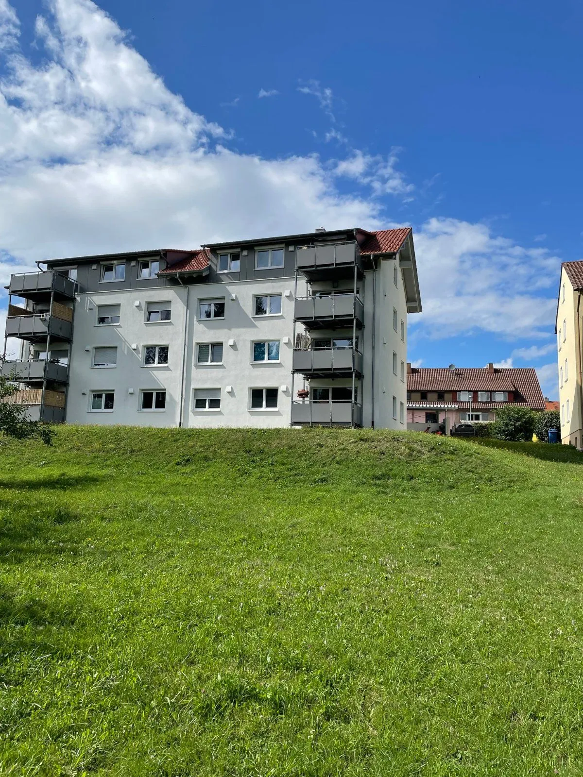 Außenansicht des Mehrfamilienhauses mit Grünfläche in Oberndorf am Neckar