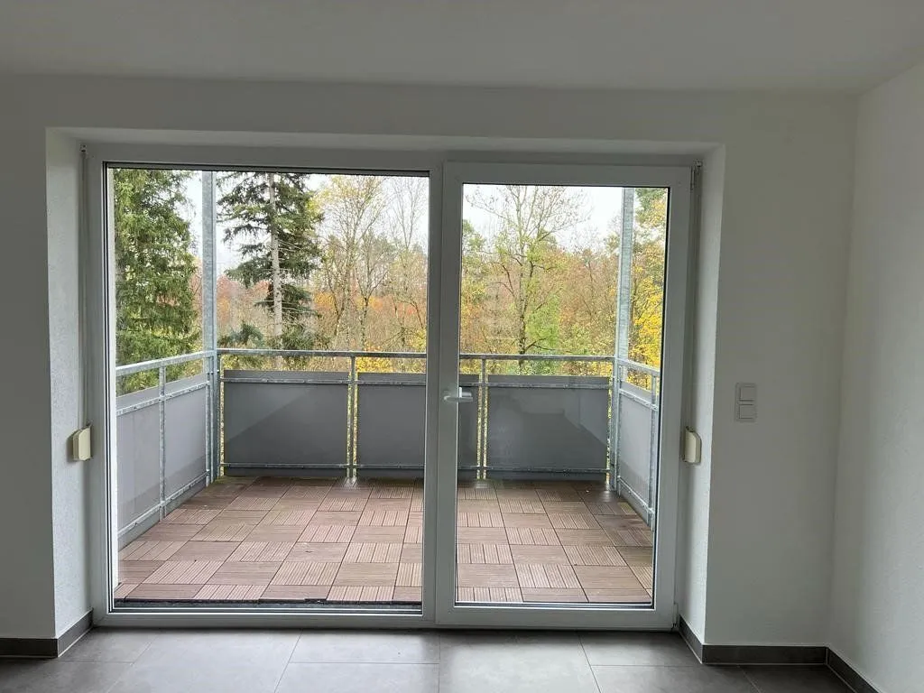 Bodentiefe Balkontür mit Blick auf den Balkon